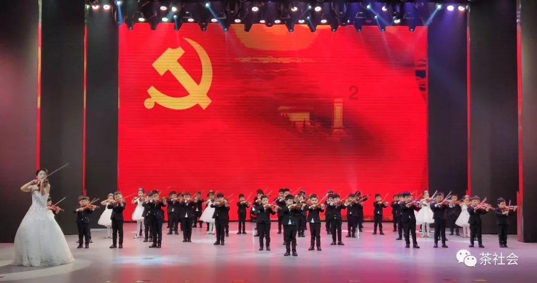 铁笼中的小鹿逃脱